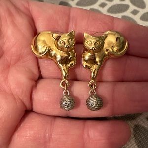 Cat with yarn ball post earrings